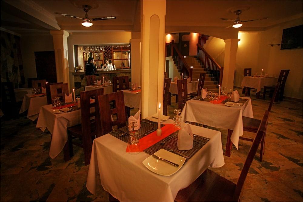 Hotel Travellers Nest 캔디 외부 사진