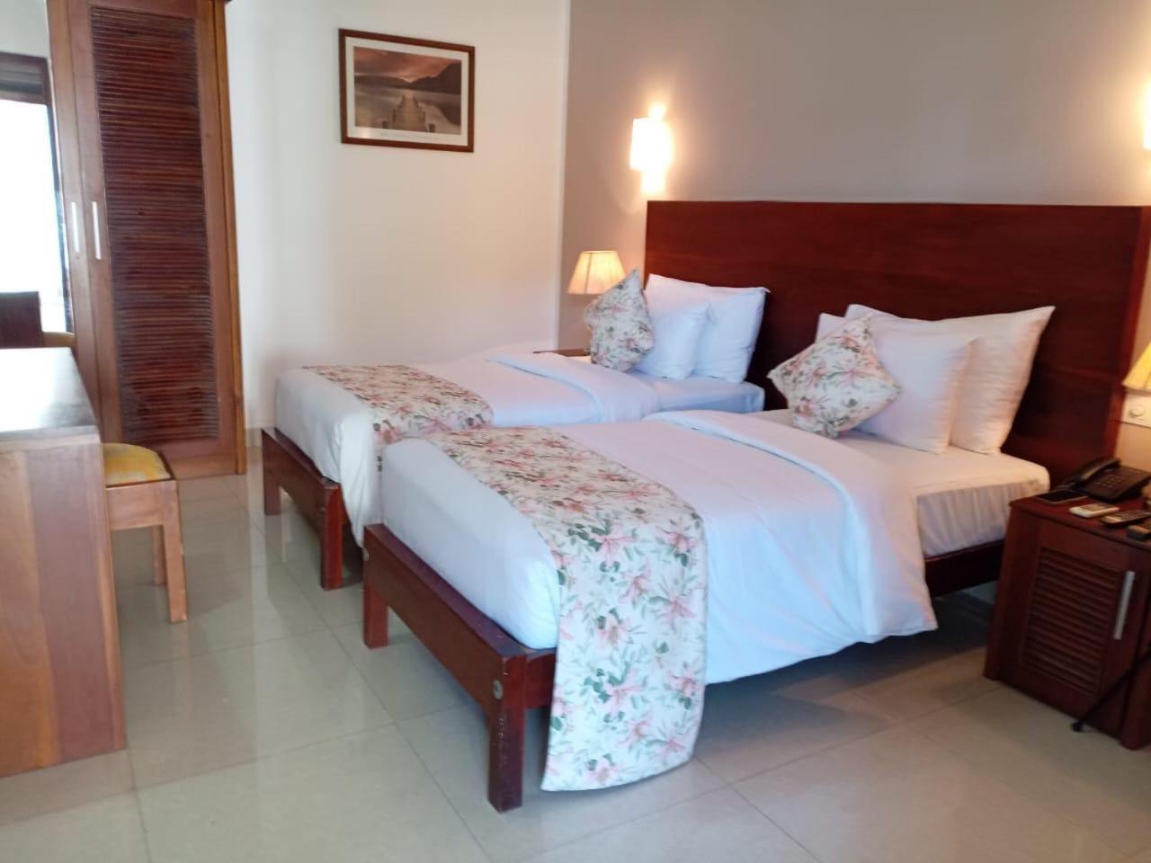 Hotel Travellers Nest 캔디 외부 사진