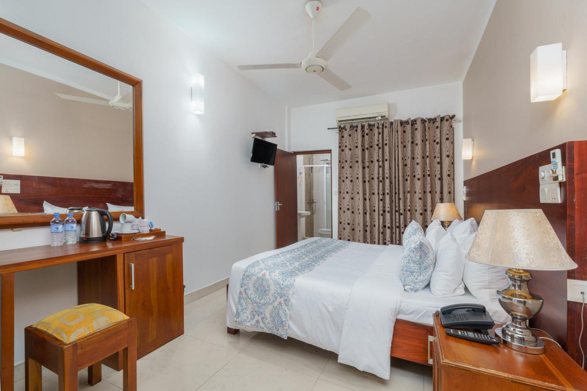 Hotel Travellers Nest 캔디 외부 사진