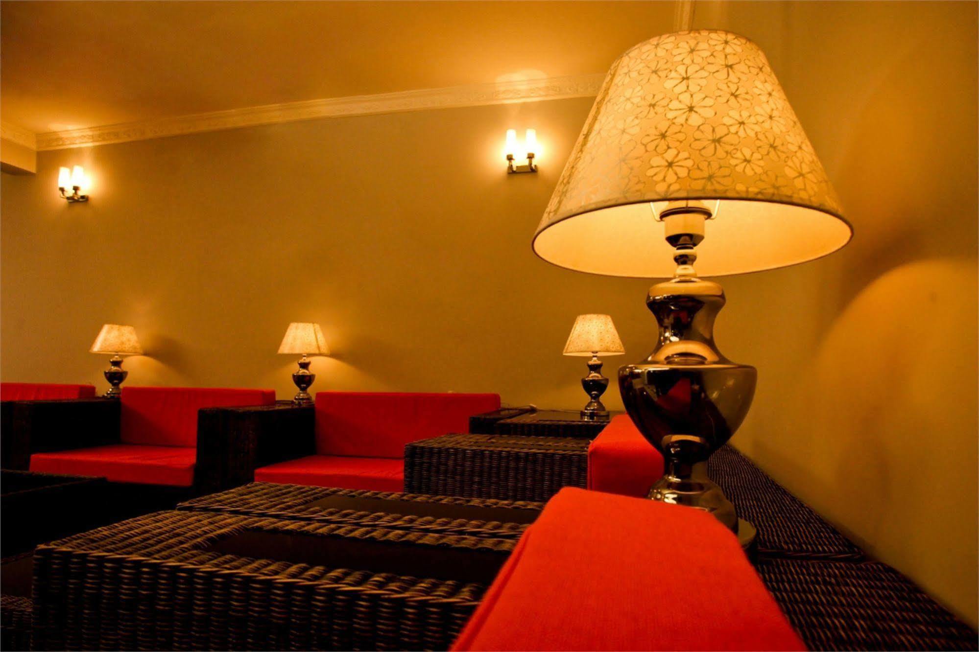 Hotel Travellers Nest 캔디 외부 사진