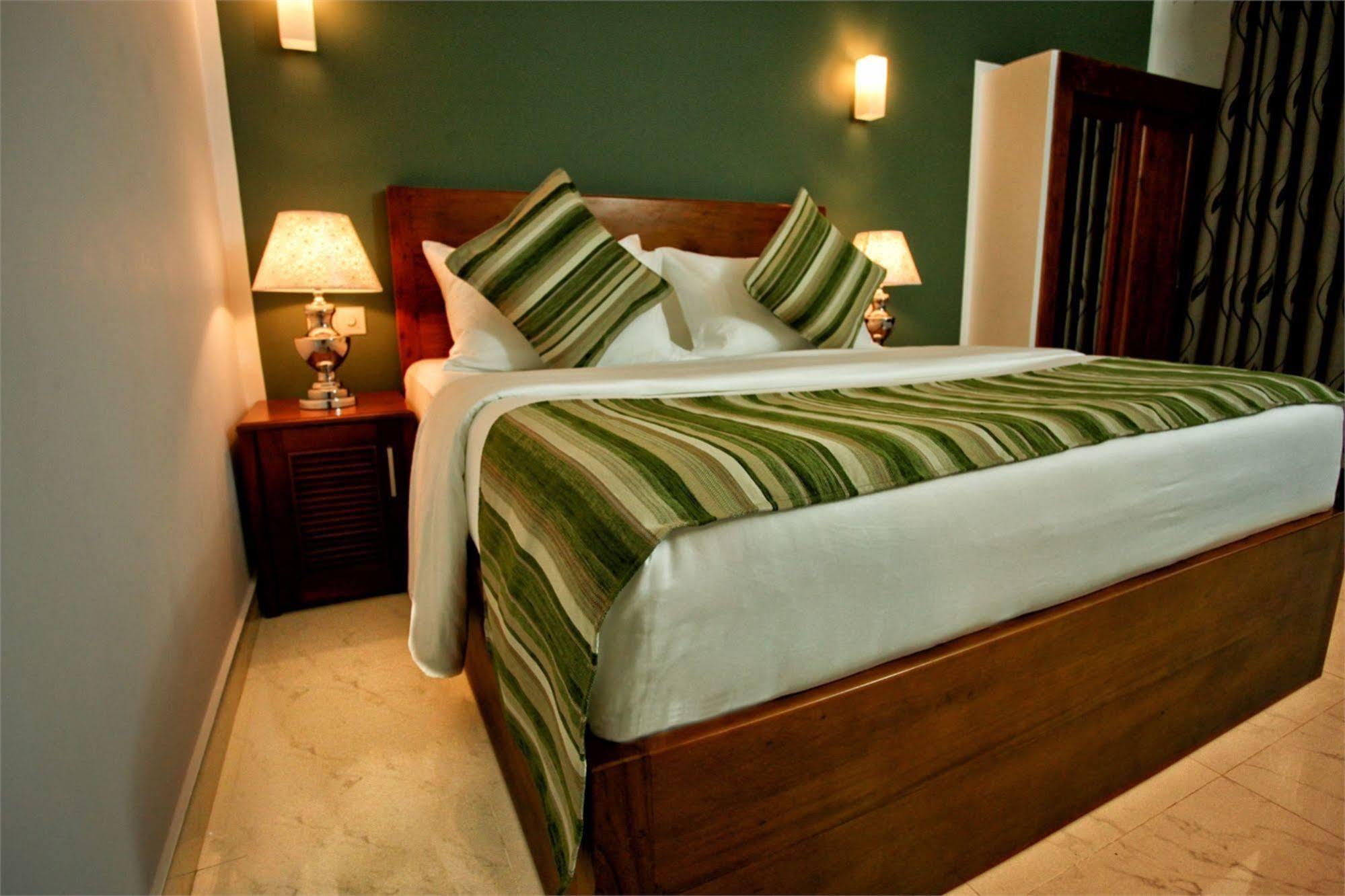 Hotel Travellers Nest 캔디 외부 사진