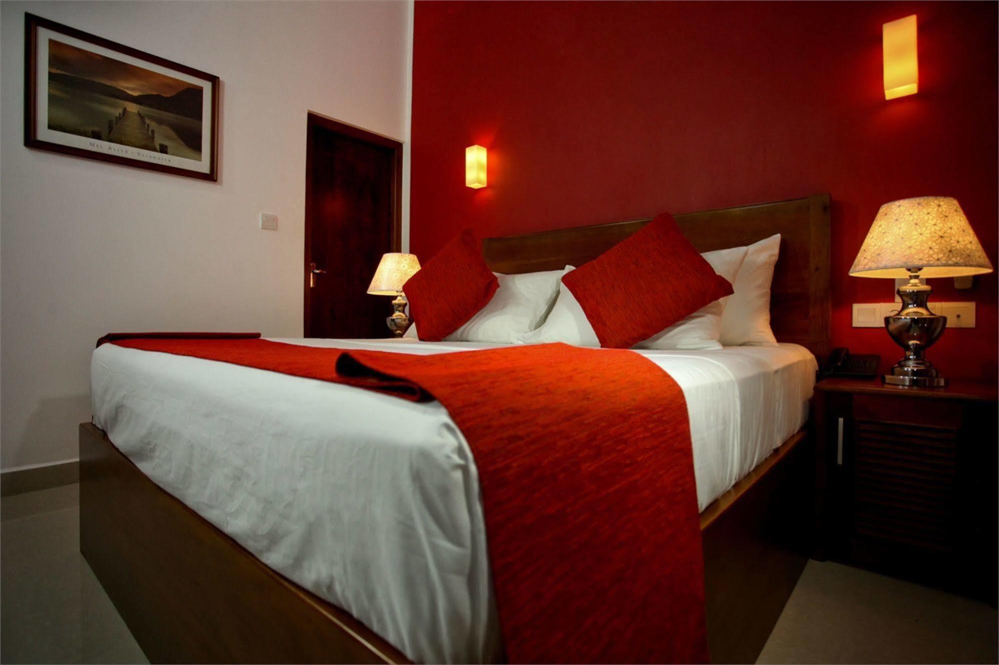 Hotel Travellers Nest 캔디 외부 사진